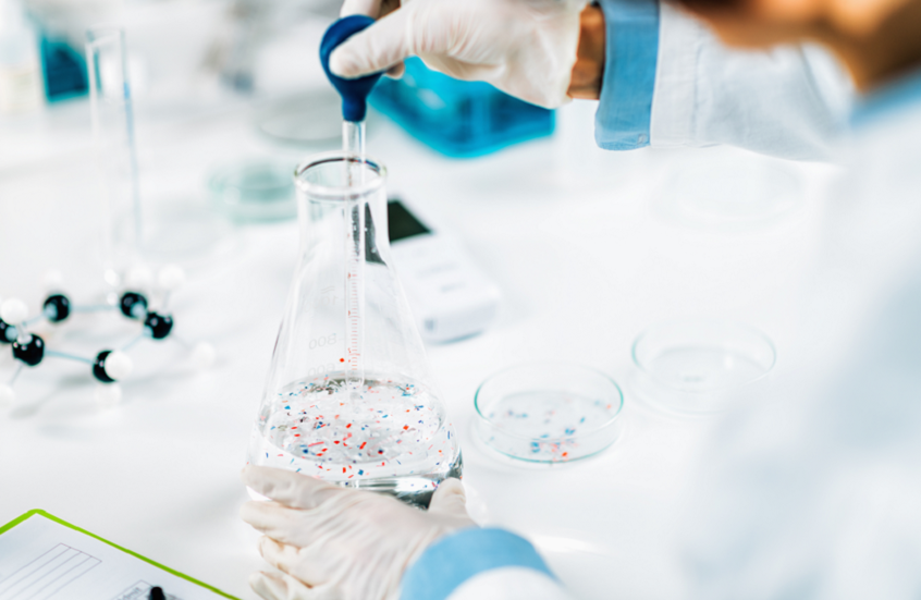 مشروبات يومية شائعة تحتوي على أكبر كمية من الجزيئات البلاستيكية الدقيقة