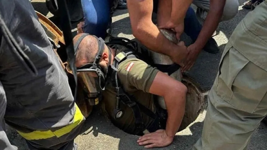 انقطاع الأكسجين يقتل 3 عمّال داخل مصرف مجاري