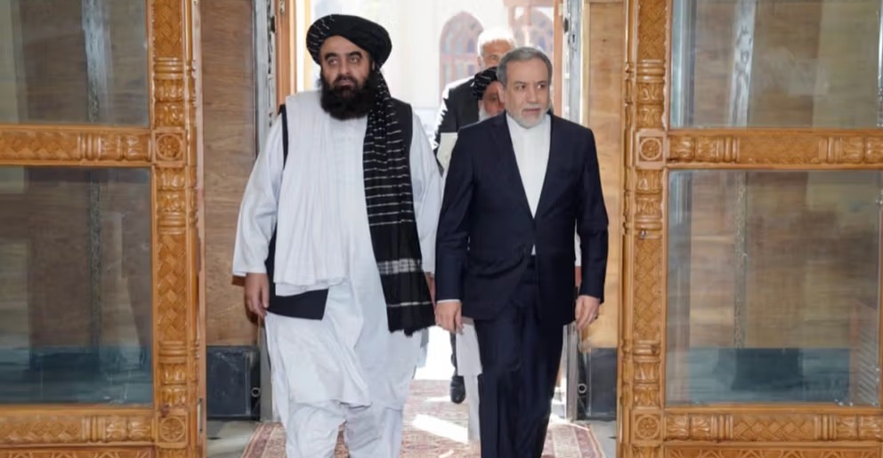 صفقة سرية بين إيران وطالبان.. جواسيس لندن على لائحة الموت