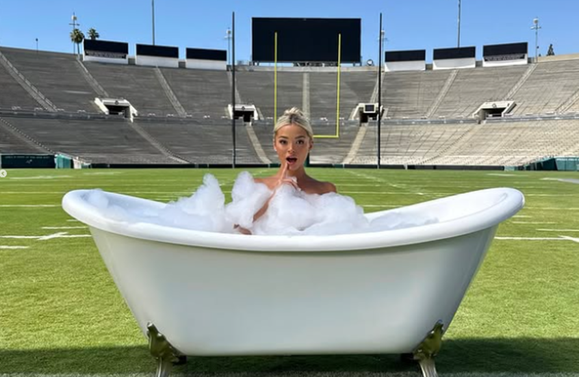 نجمة عالمية تظهر عارية بملعب أمريكي في إعلان لشركة مراهنات رياضية