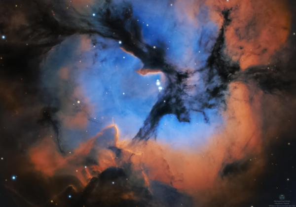 من صحراء أبوظبي: صورة فلكية تُظهر مولد نجم جديد داخل السديم الثلاثي