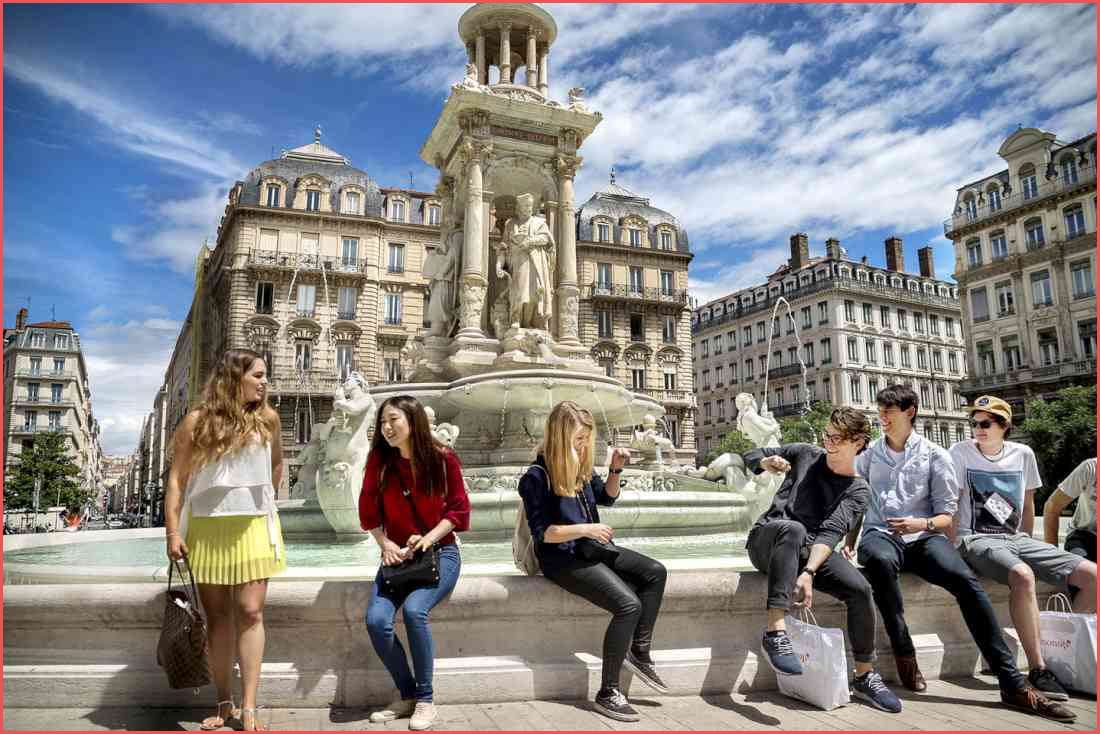 فنانة مصرية من باريس : أنا انسرقت في باريس الزفتة دي ومعرفش حد هنا