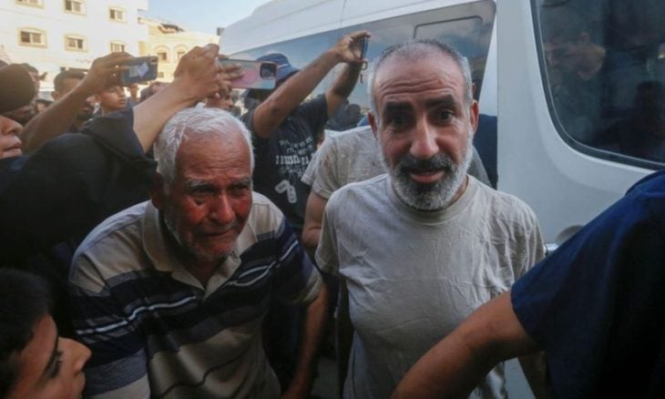 إسرائيل تفرج عن 10 أسرى بعد اعتقالهم لأشهر بظروف غير إنسانية (صور)