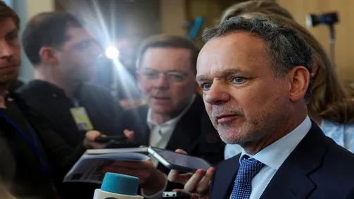 وزير الخارجية الهولندي يستقيل بعد جدل بشأن عقوبات على إسرائيل