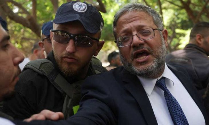 “إرهابي مجرم”.. متظاهرون يلاحقون بن غفير