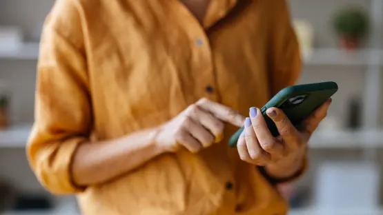 ساعة واحدة في تصفح هاتفك الذكي يومياً تُصيبك بهذه الحالة المرضية