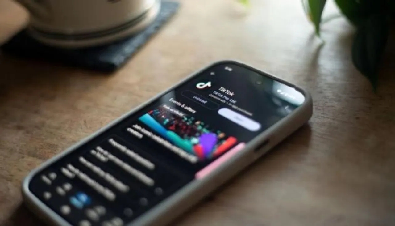 فيديو صادم من موظفي (تيك توك) عن علاقة التطبيق بالإدمان.. والمنصة ترد