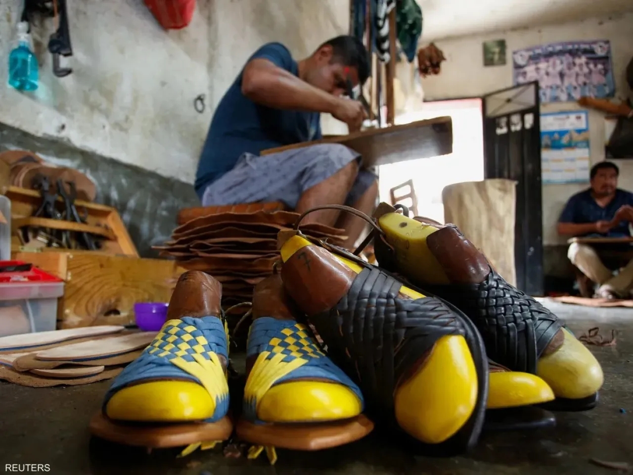 بسبب (صندل) .. أديداس تعتذر للسكان الأصليين في المكسيك