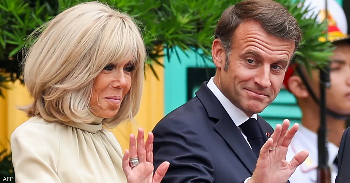 تصريحات ماكرون حول هوية زوجته الحقيقية تثير تفاعلا على السوشيال ميديا