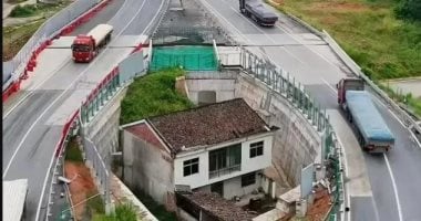 مالك منزل المسامير الصينى الشهير ينتقل ليسكن بمكان آخر بسبب ضوضاء المرور