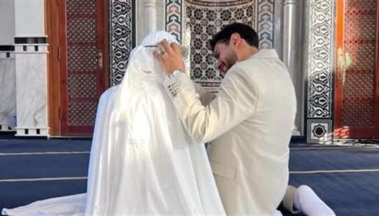 جلسة تصوير زفاف داخل مسجد تُثير جدلاً واسعاً في مصر