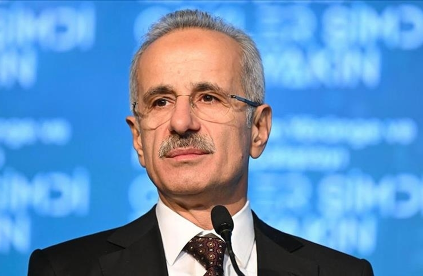 وزير النقل التركي يتلقى مخالفة مرورية! (فيديو)