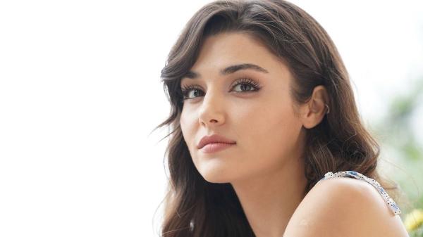 هاندا أرتشيل تنفصل عن خطيبها فجأة .. وتحذف صورهما من إنستغرام