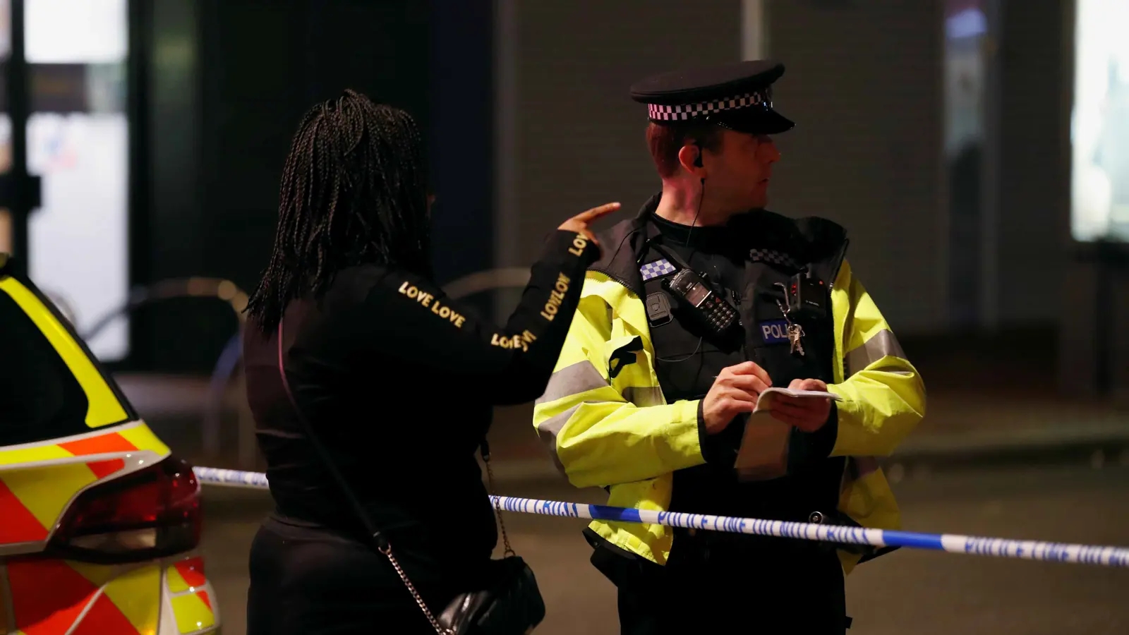 لأسباب مجهولة.. فتى ورجل يشعلان النار بمطعم وزبائنه