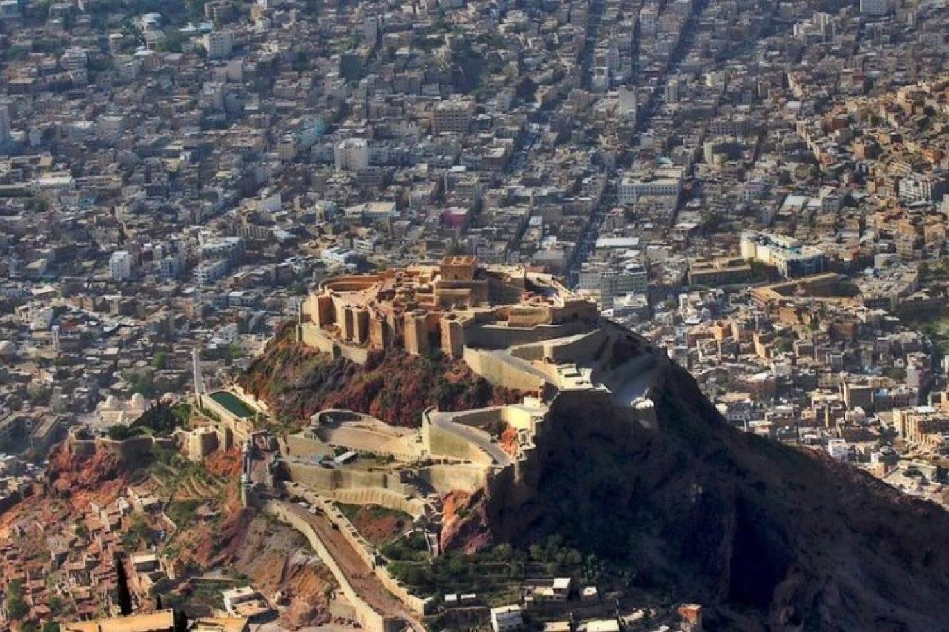 سجن يمني بتهمة استخدام الجن ضد قريب مسؤول رفيع