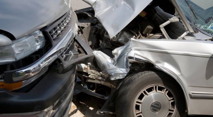 وفاة و 4 إصابات بحادث تصادم مروّع قرب جسر أبو علندا