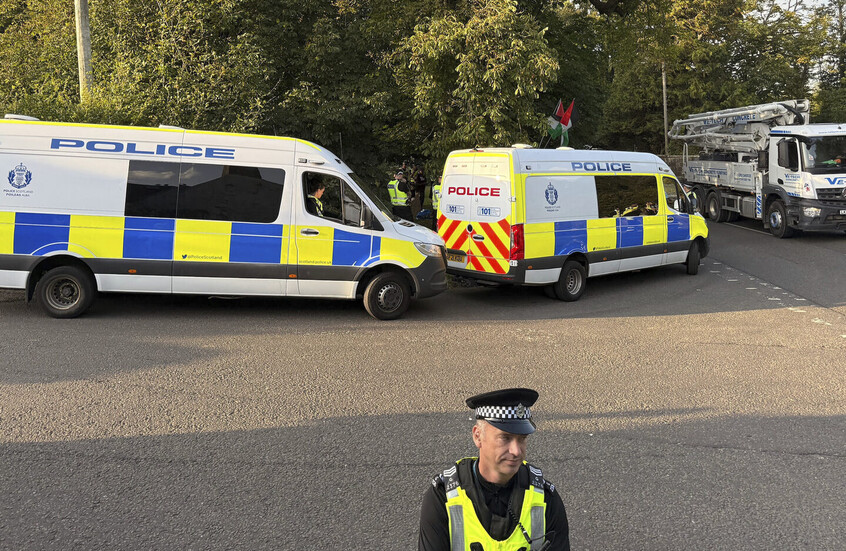 اعتقال ممثل وسيناريست بريطاني طبع على قميصه إبادة جماعية في فلسطين.. حان وقت التحرك