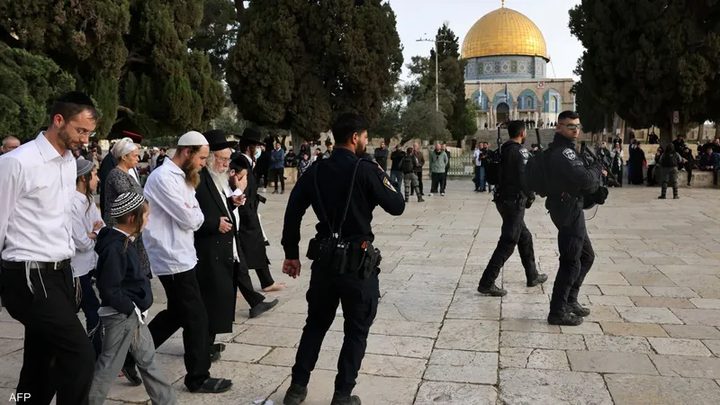 مستوطنون يقتحمون الأقصى وآلاف يواصلون التدفق إلى ساحة حائط البراق