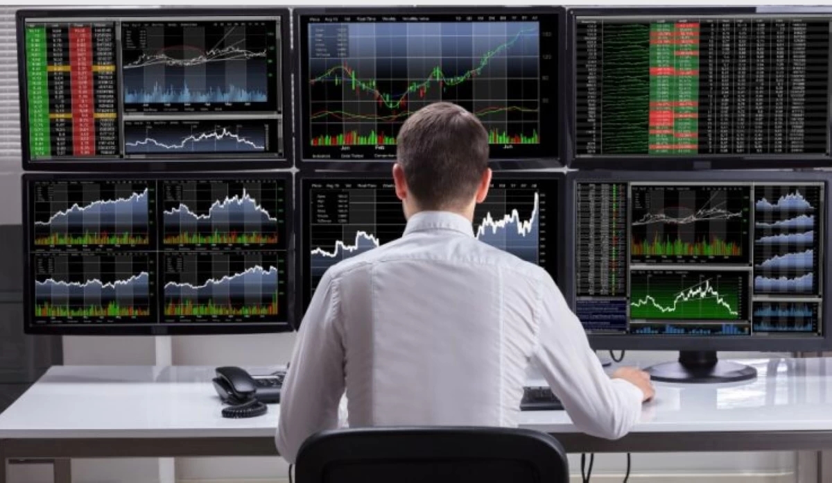 ديرانية يدعو لتجنب المضاربة على العملات