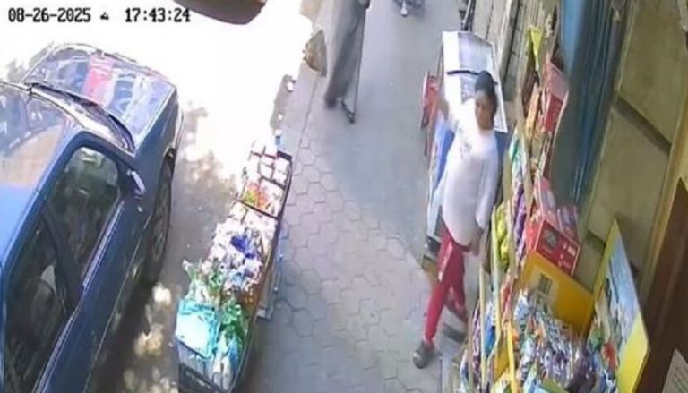 طفلة مصرية تخطف القلوب بـ«كيس شيبسي».. ماذا فعلت مع المسن؟