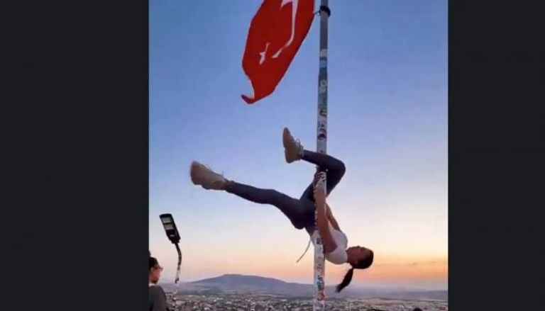 سائحة تواجه السجن في تركيا بسبب رقصة جمباز بجوار العلم الوطني