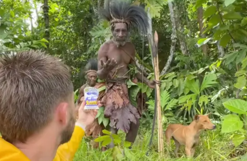 مؤثر إيرلندي يثير الجدل بعد تصويره قبيلة آكلة لحوم بشر لمقاطع تيك توك (فيديو)