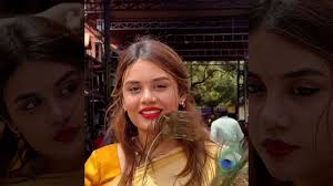 فيديو يشعل الغضب في الهند.. مؤثرة تغسل قدميها داخل مياه معبد