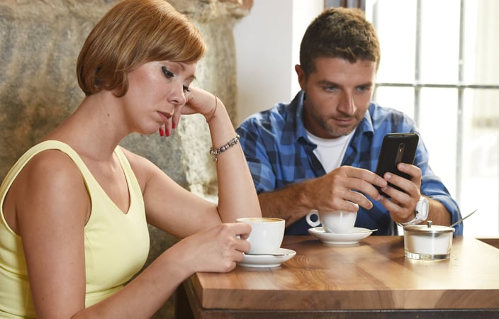 دراسة تحذر من عادة أثناء استخدام الهاتف المحمول تفسد الحياة الزوجية