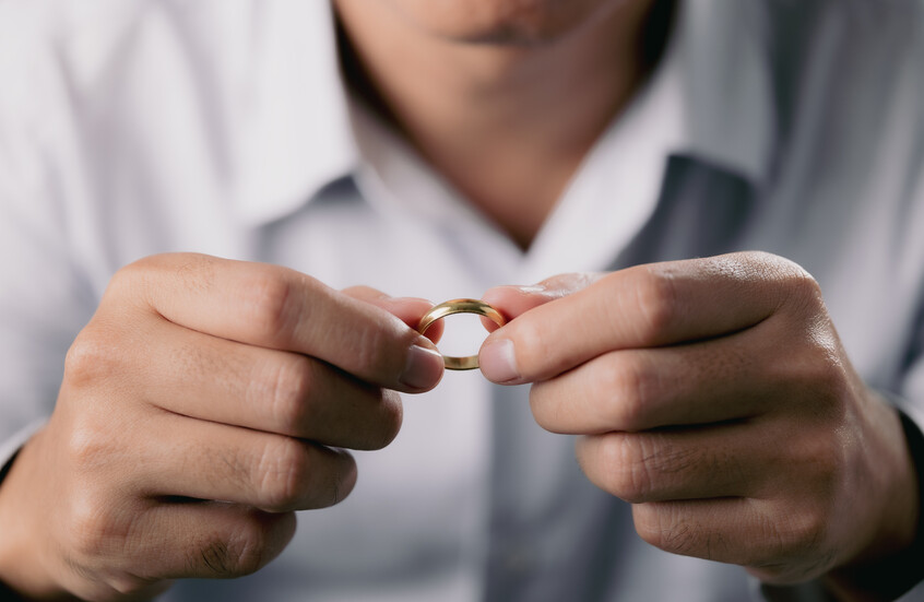 حباً أو يأساً.. رجل يواجه الطلاق بطريقة لا تخطر على بال (فيديو)