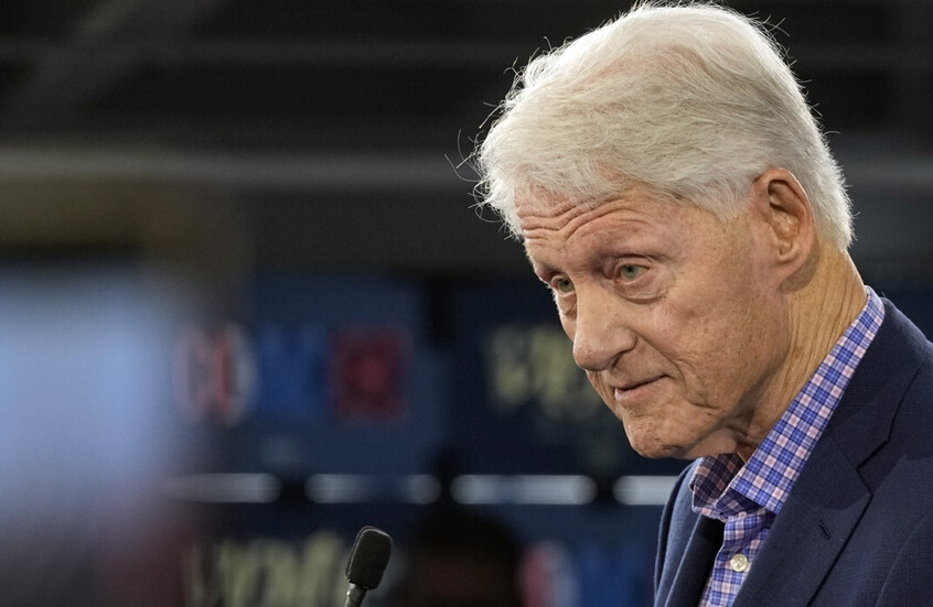 ظهور مفاجئ لكلينتون يثير التساؤلات حول وضعه الصحي.. (صور)