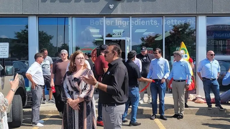 من دليفري بـ4 دولارات في الساعة إلى إمبراطورية بيتزا تضم 270 مطعماً!