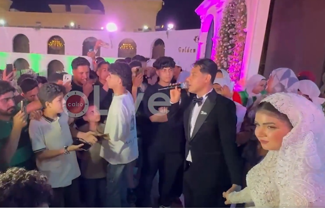 عريس مصري يحول حفل زفافه إلى درس خصوصي (فيديو)