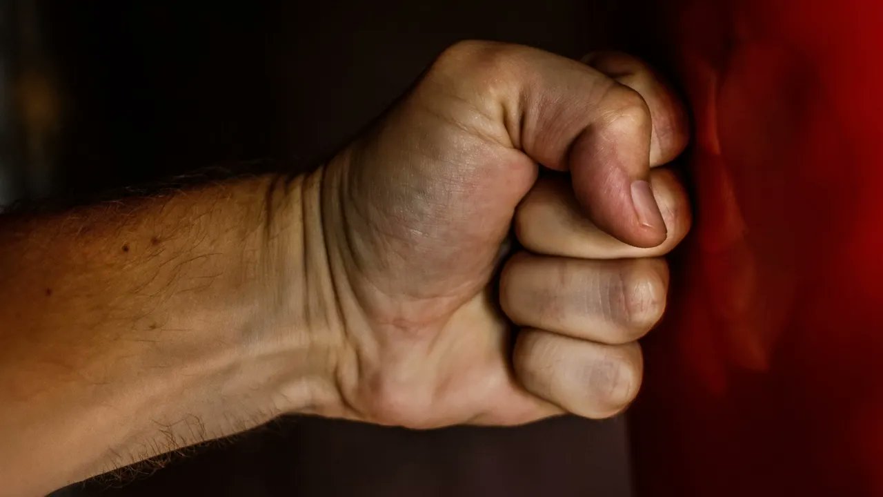 خلاف عائلي يدفع زوج لإنهاء حياة زوجته بـ12 رصاصة في الشارع