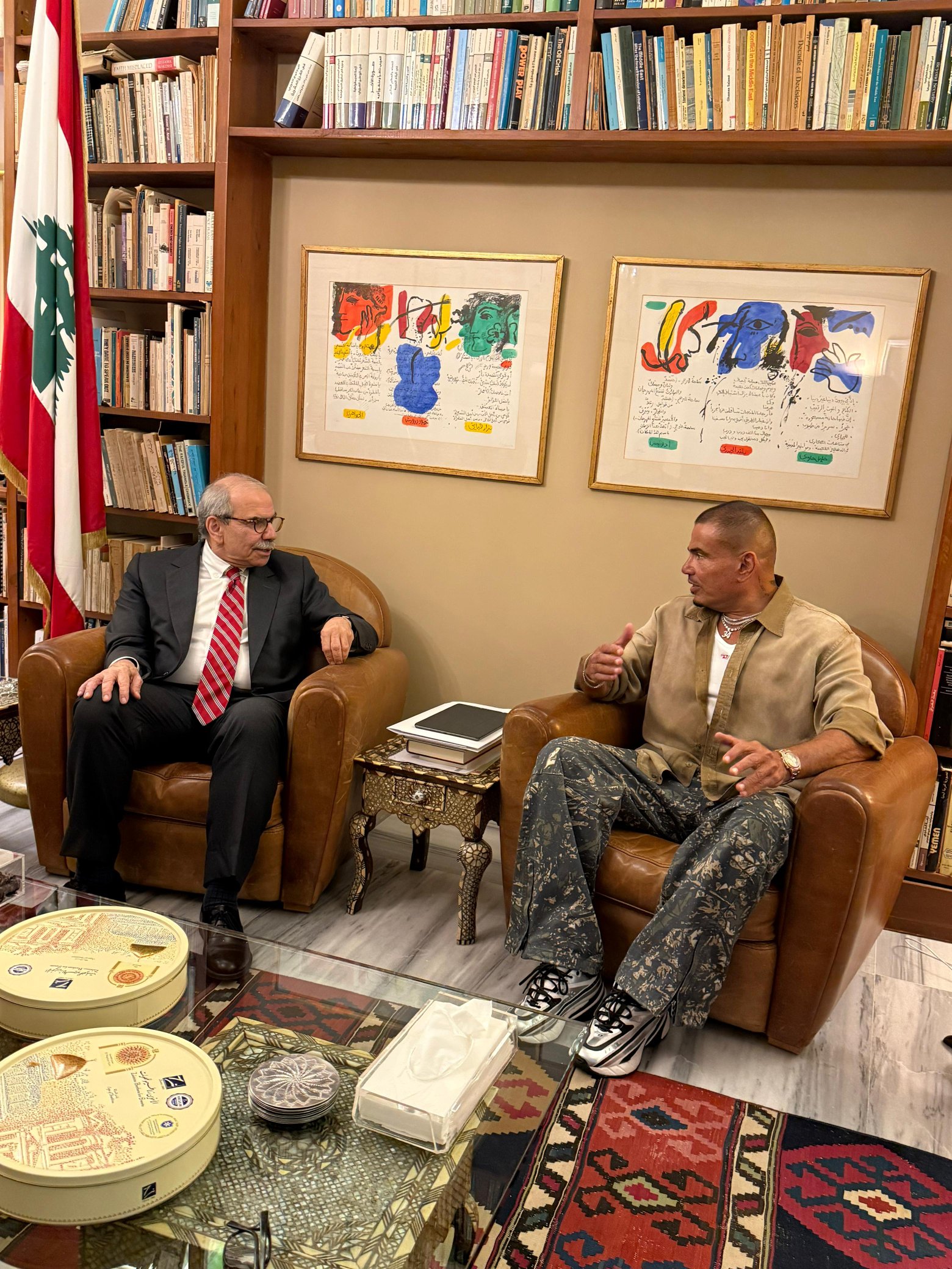 رئيس وزراء لبنان يستقبل عمرو دياب في منزله.. صور