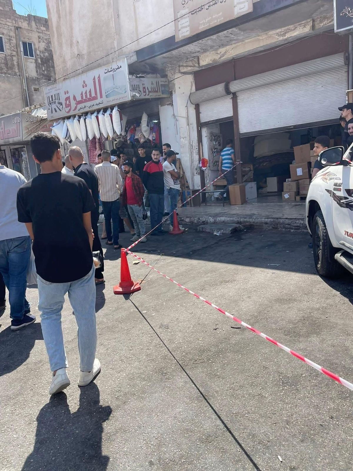 العثور على شاب متوفي داخل محل تجاري في شارع حكما بإربد والأمن يتواجد في الموقع