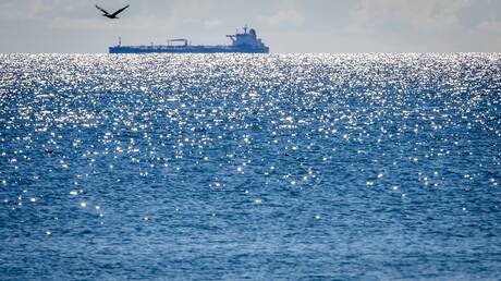 إسرئيل تكشف عن الجهة المالكة لناقلة النفط التي استهدفها الحوثيون في البحر الأحمر