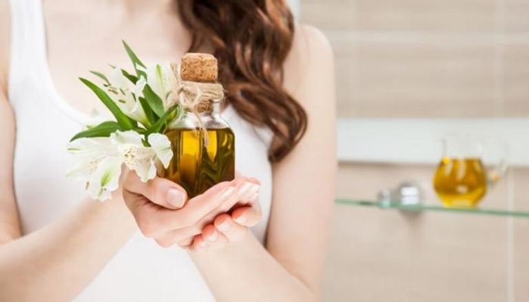 6 زيوت طبيعية لتدليك فروة الرأس لمنع التساقط وتعزيز كثافة الشعر بفعالية