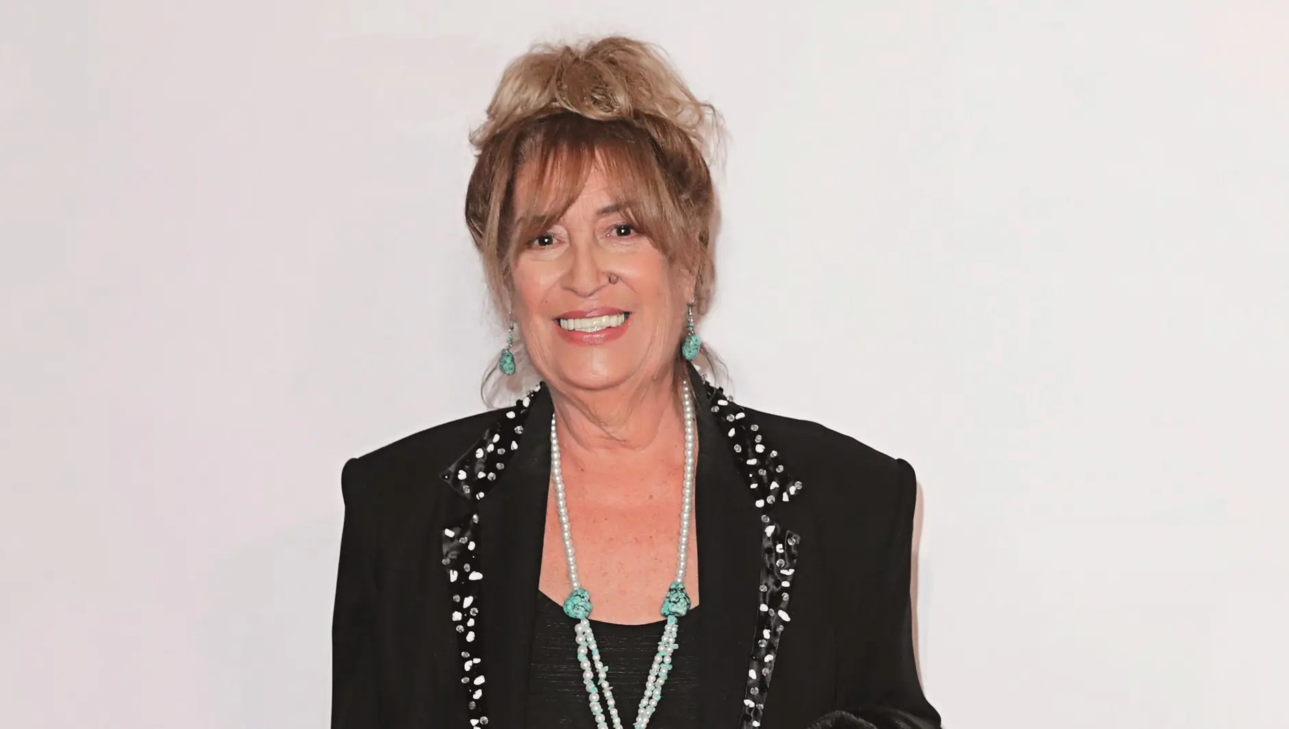 خلال التكريم.. وزيرة سورية تقبل يد منى واصف (فيديو)