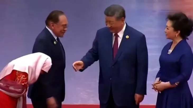 جدل حول رفض زوجة رئيس وزراء ماليزيا مصافحة الرئيس الصيني