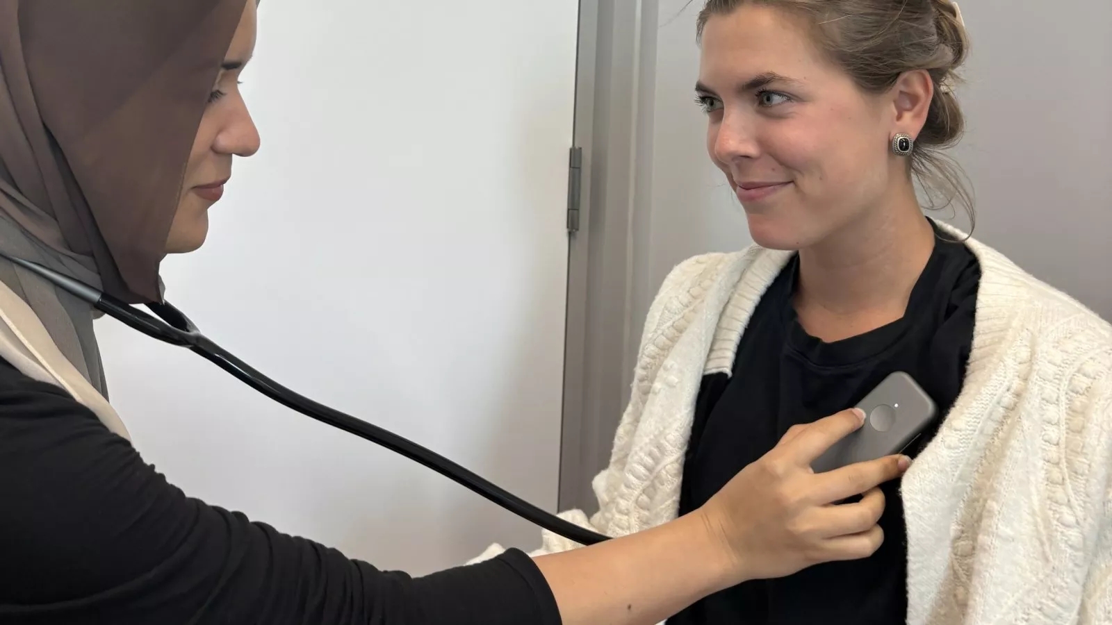 15 ثانية تكفي... سماعة ذكية تشخّص أمراض القلب بسرعة ودقة