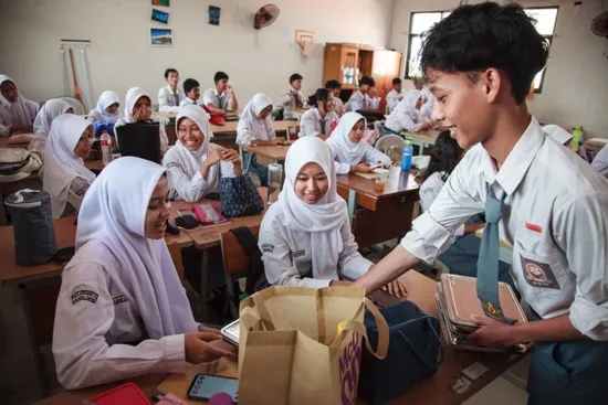 وجبات مدرسية مجانية تصيب مئات الأطفال بالتسمم في إندونيسيا