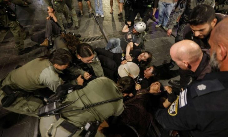 مئات المتظاهرين يقتحمون حواجز قرب منزل نتنياهو بالقدس الغربية