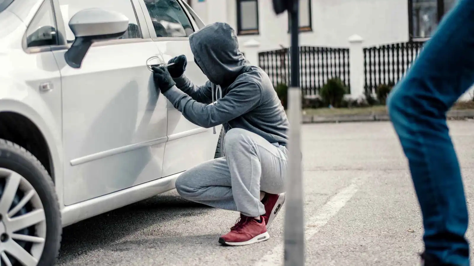 لص يرفع دعوى ضد متجر أفشل محاولته لسرقة سيارة