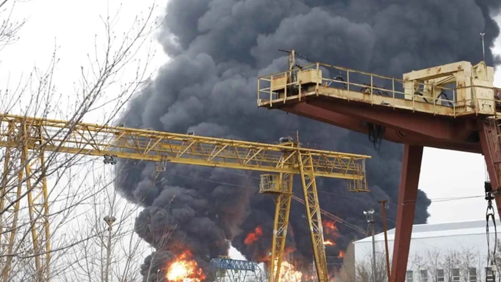 هجوم أوكراني يشعل النيران بإحدى أكبر مصافي النفط الروسية