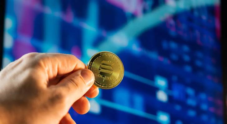 عملة رقمية تتصدر سوق العملات بعد تداولها بمليارات الدولارات خلال 24 ساعة