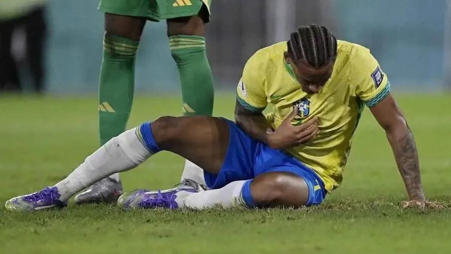 تقيأ داخل الملعب.. جواو بيدرو يثير الرعب في مباراة البرازيل وتشيلي