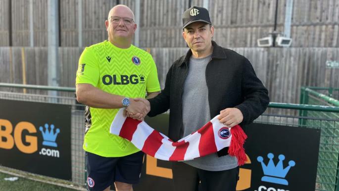 ناد إنكليزي يتعاقد مع حارس عمره 54 عاماً