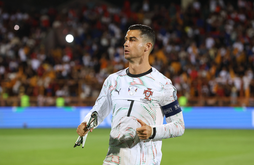 رد فعل طفل يقف بجانب رونالدو قبل مواجهة البرتغال وأرمينيا يثير تفاعلا واسعا (فيديو)