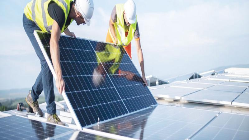 طرح عطاء لتنفيذ أنظمة طاقة متجددة في 15 بلدية بالوسط