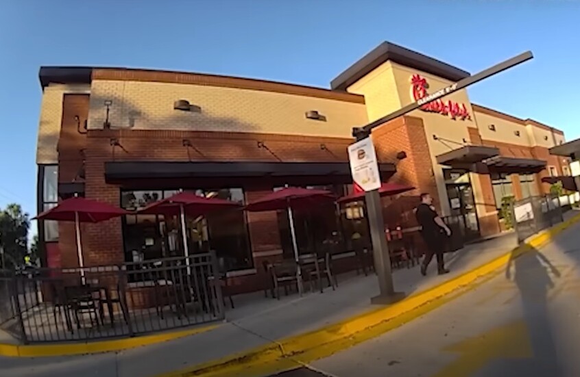 هل ستحبسوني؟.. الشرطة تعثر على طفل تسلل بمفرده إلى مطعم بينما كان والداه نائمين بالمنزل (فيديو)